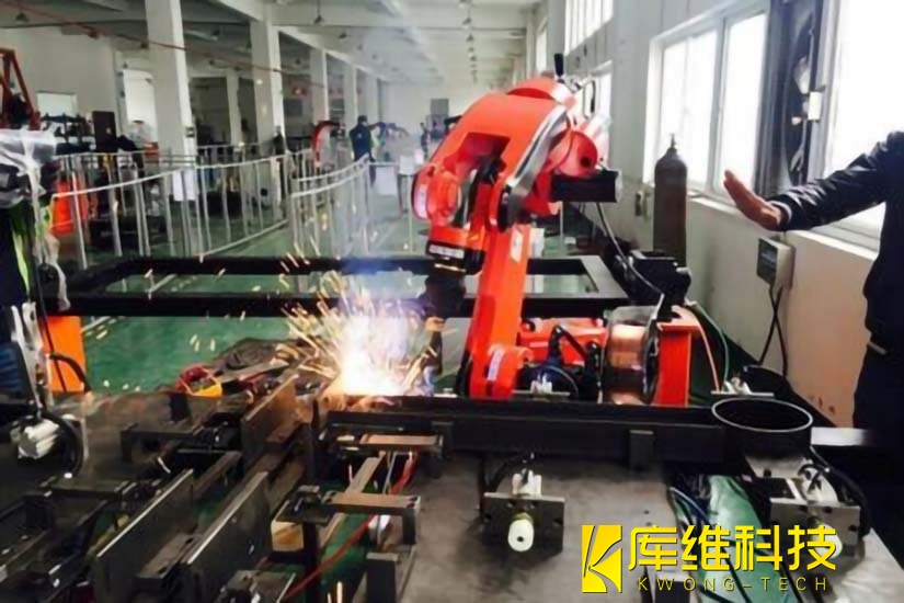 焊接<a href='http://www.yamin.net.cn' target='_blank'><u>機器人工作站</u></a>
